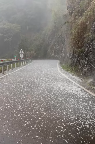 中橫水晶宮路段「突下冰雹、冰屑」 民眾: 像指甲般形狀